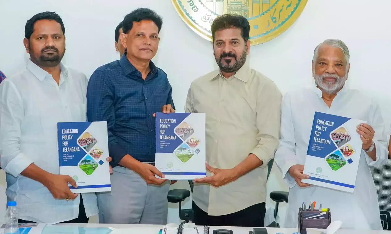 Telangana : पैनल ने रेवंत रेड्डी को एजुकेशन पॉलिसी रिपोर्ट सौंपी Telangana : पैनल ने रेवंत रेड्डी को एजुकेशन पॉलिसी रिपोर्ट सौंपी