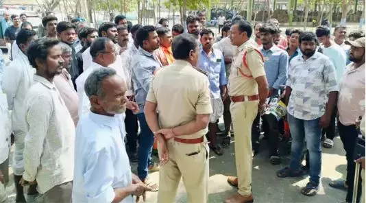 निज़ामाबाद में हल्दी किसानों ने e-NAM पोर्टल एक्सेस न कर पाने पर विरोध प्रदर्शन किया