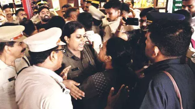 Kerala: गर्दन में चोट के बाद वीना जॉर्ज का MRI, पांच आरोपी पकड़े गए Kerala: गर्दन में चोट के बाद वीना जॉर्ज का MRI, पांच आरोपी पकड़े गए