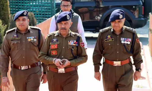 DGP ने बडगाम जिले में सुरक्षा स्थिति की समीक्षा की DGP ने बडगाम जिले में सुरक्षा स्थिति की समीक्षा की
