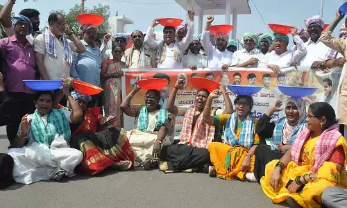 NREGA में बदलाव पर कांग्रेस ने सिर पर टोकरी रखकर विरोध प्रदर्शन किया NREGA में बदलाव पर कांग्रेस ने सिर पर टोकरी रखकर विरोध प्रदर्शन किया