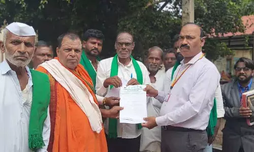 Vijayapura : ज़मीन तक पहुंच के मुद्दे को हल करने के लिए कानूनी संशोधन की मांग Vijayapura : ज़मीन तक पहुंच के मुद्दे को हल करने के लिए कानूनी संशोधन की मांग