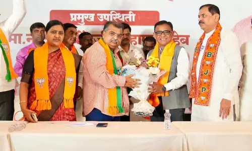 Mumbai: जयप्रकाश दांडेगावकर के बेटे आतिश भाजपा में शामिल Mumbai: जयप्रकाश दांडेगावकर के बेटे आतिश भाजपा में शामिल