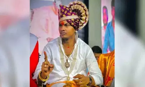 Karnataka के एक धर्मगुरु ने नाबालिग को वीडियो में किस किया, केस दर्ज Karnataka के एक धर्मगुरु ने नाबालिग को वीडियो में किस किया, केस दर्ज