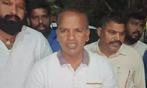 Hyderabad के मंदिर में नमाज़ पढ़ने पर मानसिक स्वास्थ्य समस्याओं से जूझ रहे व्यक्ति को हिरासत में लिया Hyderabad के मंदिर में नमाज़ पढ़ने पर मानसिक स्वास्थ्य समस्याओं से जूझ रहे व्यक्ति को हिरासत में लिया