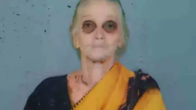 Kerala: अंतिम संस्कार के लिए साधन नहीं, बेटे ने घर में ही मां को दफनाया