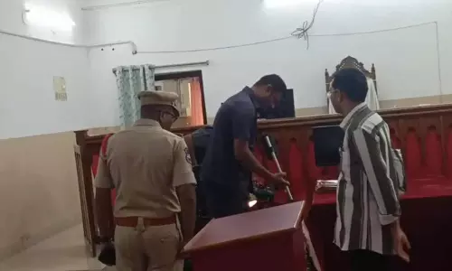 Telangana के वारंगल डिस्ट्रिक्ट कोर्ट को बम से उड़ाने की झूठी धमकी मिली Telangana के वारंगल डिस्ट्रिक्ट कोर्ट को बम से उड़ाने की झूठी धमकी मिली