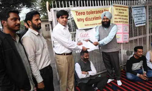 मांगें पूरी होने पर PU टीचर ने जातिवादी टिप्पणी पर विरोध प्रदर्शन टाला