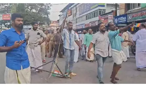 अडूर में LDF कार्यकर्ताओं ने यूथ कांग्रेस के झंडे के खंभों और पोस्टरों में तोड़फोड़ की