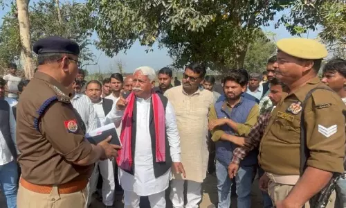 Farrukhabad: संदिग्ध हालात में झुलसी युवती के घर पहुंचे सपा जिलाध्यक्ष Farrukhabad: संदिग्ध हालात में झुलसी युवती के घर पहुंचे सपा जिलाध्यक्ष