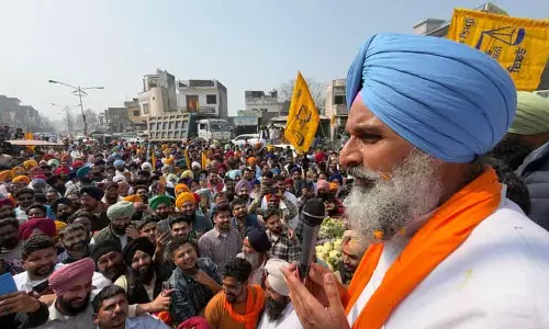 Bikram Majithia ने बटाला मार्केट कमेटी के प्रमुख को निलंबित करने की मांग की Bikram Majithia ने बटाला मार्केट कमेटी के प्रमुख को निलंबित करने की मांग की