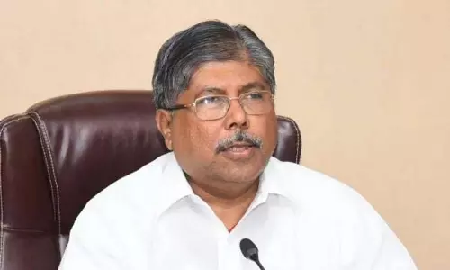 कॉलेज ऑफ सोशल वर्क में पेंडिंग मामलों को जल्द ही सुलझाया जाएगा; Chandrakant Patil ने भरोसा दिलाया कॉलेज ऑफ सोशल वर्क में पेंडिंग मामलों को जल्द ही सुलझाया जाएगा; Chandrakant Patil ने भरोसा दिलाया