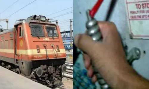 Railway ने चेन पुलिंग पर कार्रवाई की; 495 पर जुर्माना, लाखों वसूले गए Railway ने चेन पुलिंग पर कार्रवाई की; 495 पर जुर्माना, लाखों वसूले गए