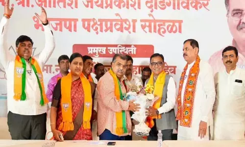 पूर्व मंत्री के बेटे और समर्थक BJP में शामिल; NCP के लिए बड़ा झटका पूर्व मंत्री के बेटे और समर्थक BJP में शामिल; NCP के लिए बड़ा झटका
