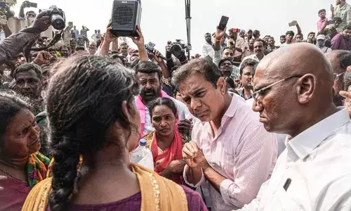 खम्मम में विस्थापित परिवारों ने KTR को अपनी दुर्दशा सुनाई, तो भावुक दृश्य सामने आए