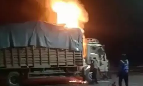 Hisar: राजमार्ग पर आयशर ट्रक में भीषण आग, ट्रक हादसे में बड़ा नुकसान Hisar: राजमार्ग पर आयशर ट्रक में भीषण आग, ट्रक हादसे में बड़ा नुकसान