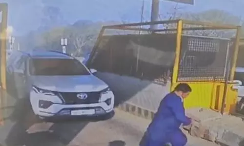 Hisar: टोल बूथ पर दुर्घटना से हड़कंप, घायल कर्मचारी अस्पताल में भर्ती Hisar: टोल बूथ पर दुर्घटना से हड़कंप, घायल कर्मचारी अस्पताल में भर्ती