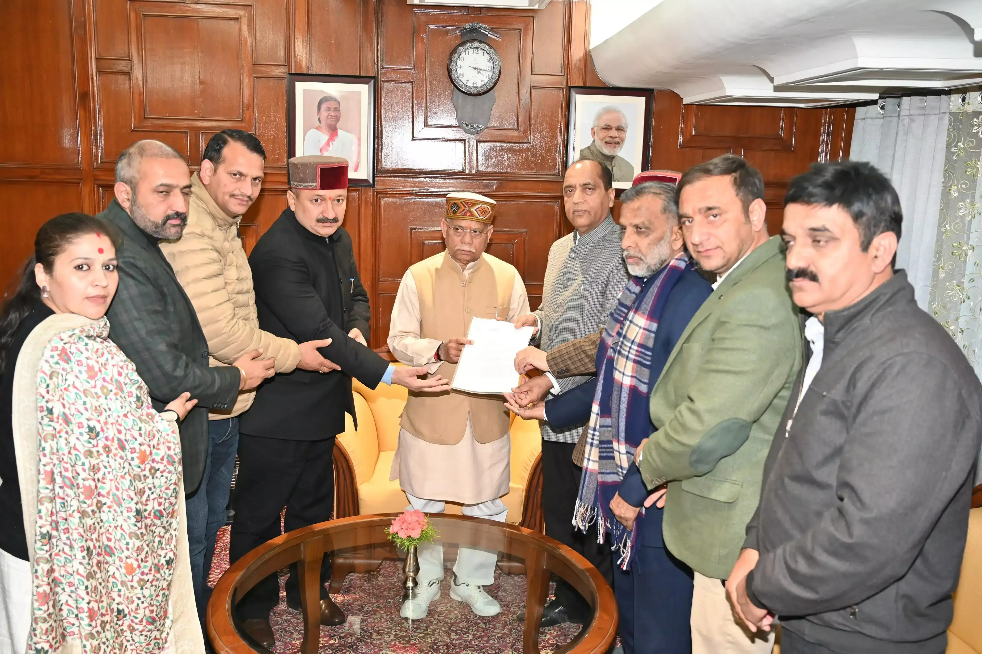 Shimla: दिल्ली-हिमाचल विवाद पर बढ़ी सियासत, भाजपा का राज्यपाल से आग्रह Shimla: दिल्ली-हिमाचल विवाद पर बढ़ी सियासत, भाजपा का राज्यपाल से आग्रह