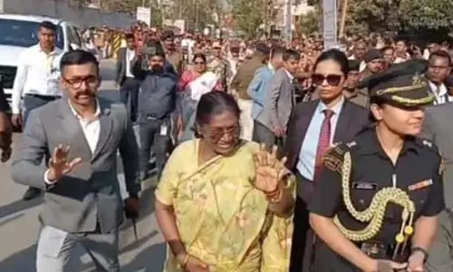 राष्ट्रपति द्रौपदी Murmu ने बीच सड़क पर रुकवाया काफिला, बच्चों को दी चॉकलेट राष्ट्रपति द्रौपदी Murmu ने बीच सड़क पर रुकवाया काफिला, बच्चों को दी चॉकलेट