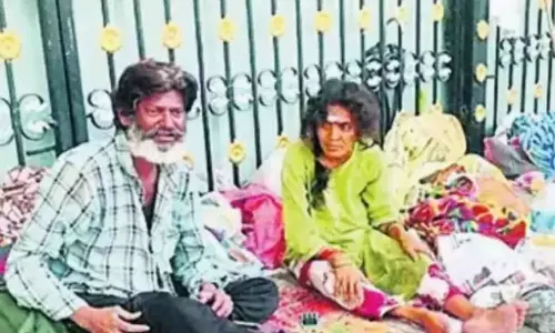 वेमुलावाड़ा Temple में वकील जोड़े को भीख मांगते पकड़ा गया वेमुलावाड़ा Temple में वकील जोड़े को भीख मांगते पकड़ा गया