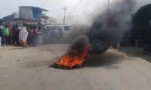 छात्र की हत्या के बाद Manikchak में प्रदर्शन, शव को स्टेट हाईवे पर छोड़ा गया छात्र की हत्या के बाद Manikchak में प्रदर्शन, शव को स्टेट हाईवे पर छोड़ा गया