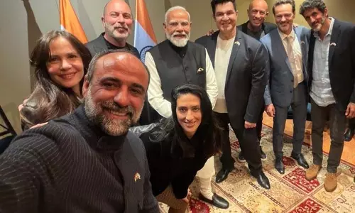 Prime Minister नरेंद्र मोदी ने सीरीज फौदा टीम के साथ साझा की सेल्फी Prime Minister नरेंद्र मोदी ने सीरीज फौदा टीम के साथ साझा की सेल्फी