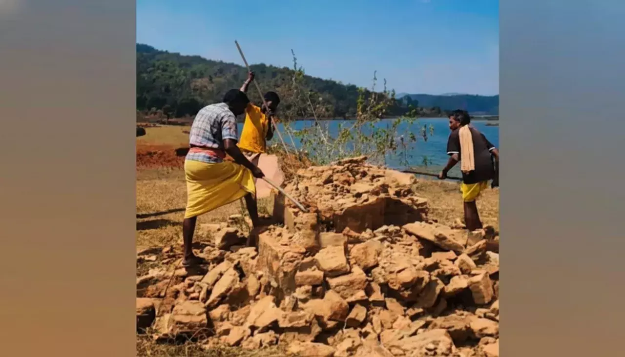 ODISHA के ग्रामीणों ने माओवादियों द्वारा निर्मित स्मारकों को ध्वस्त कर दिया