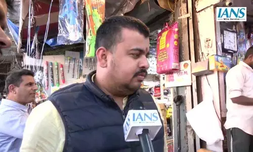 सदर बाजार में होली शॉपिंग का उत्सव, ग्राहकों को सस्ते पिचकारी और रंगों की सुविधा