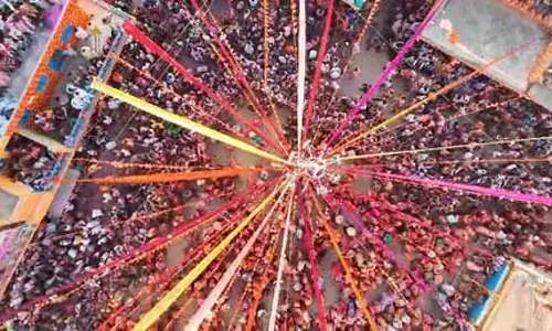 Barsana में लट्ठमार होली का अद्भुत नजारा, हुरियारों-हुरियारिनों ने लिया राधा-कृष्ण स्वरूप Barsana में लट्ठमार होली का अद्भुत नजारा, हुरियारों-हुरियारिनों ने लिया राधा-कृष्ण स्वरूप