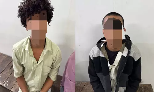 सोशल मीडिया चाकू लहराने वाले नाबालिग लड़के पुलिस हिरासत में सोशल मीडिया चाकू लहराने वाले नाबालिग लड़के पुलिस हिरासत में
