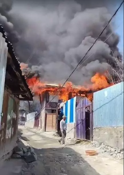 Baramulla: आग का तांडव, चपेट में आए कई घर Baramulla: आग का तांडव, चपेट में आए कई घर