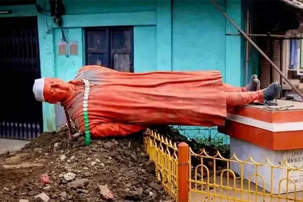 Assams के कछार में बदमाशों ने नेहरू की मूर्ति गिराई, कांग्रेस ने सरकार को घेरा Assams के कछार में बदमाशों ने नेहरू की मूर्ति गिराई, कांग्रेस ने सरकार को घेरा