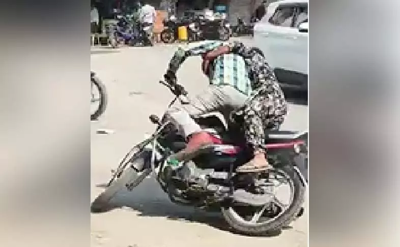 बीच सड़क दंगल , अगले ही पल दोनों धड़ाम, पति-पत्नी का VIDEO बीच सड़क दंगल , अगले ही पल दोनों धड़ाम, पति-पत्नी का VIDEO