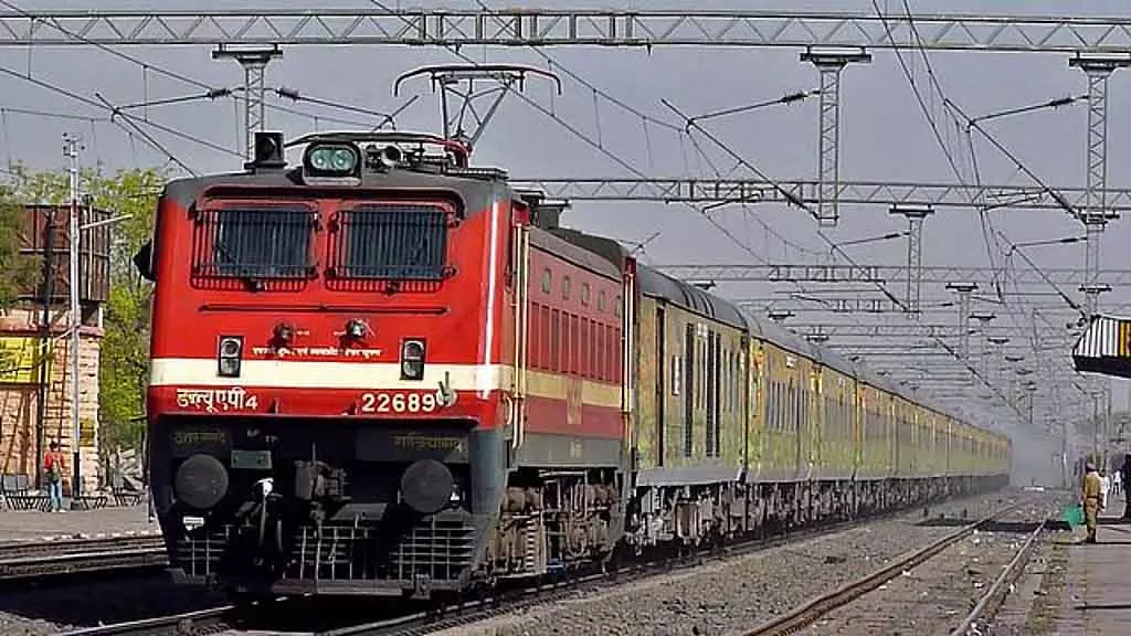 Tamil Nadu : 2 तेज़ ट्रेनें रवाना हुईं, डेस्टिनेशन बदल गए Tamil Nadu : 2 तेज़ ट्रेनें रवाना हुईं, डेस्टिनेशन बदल गए