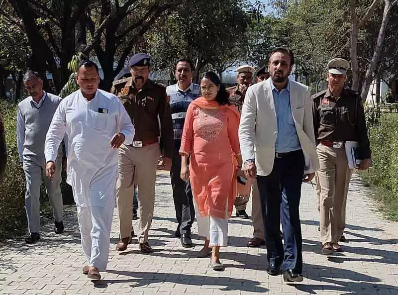 DC, SP ने रेवाड़ी, Mahendragarh में परीक्षा केंद्रों का निरीक्षण किया DC, SP ने रेवाड़ी, Mahendragarh में परीक्षा केंद्रों का निरीक्षण किया