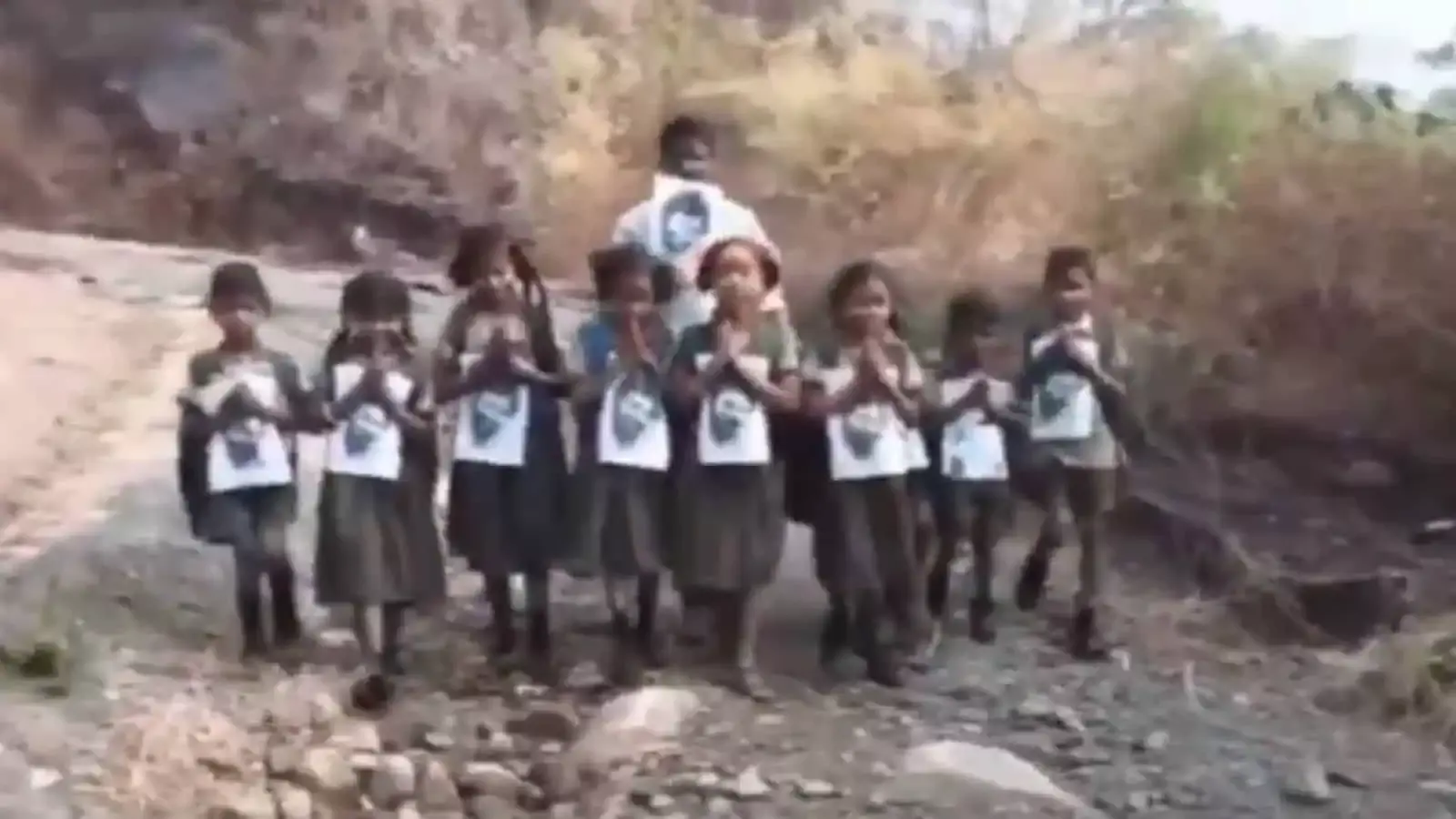 AP : आदिवासी बच्चे मीलों पैदल स्कूल जाते हैं, सड़क निर्माण के लिए उपमुख्यमंत्री से की अपील AP : आदिवासी बच्चे मीलों पैदल स्कूल जाते हैं, सड़क निर्माण के लिए उपमुख्यमंत्री से की अपील