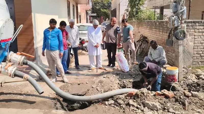Rohtak में लोगों को दूषित पानी की सप्लाई से जूझना पड़ रहा Rohtak में लोगों को दूषित पानी की सप्लाई से जूझना पड़ रहा