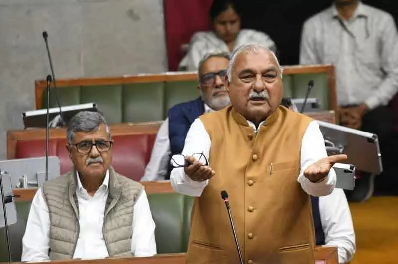 Haryana विधानसभा में हंगामा, कांग्रेस ने हिरासत में लिए जाने का आरोप लगाया Haryana विधानसभा में हंगामा, कांग्रेस ने हिरासत में लिए जाने का आरोप लगाया