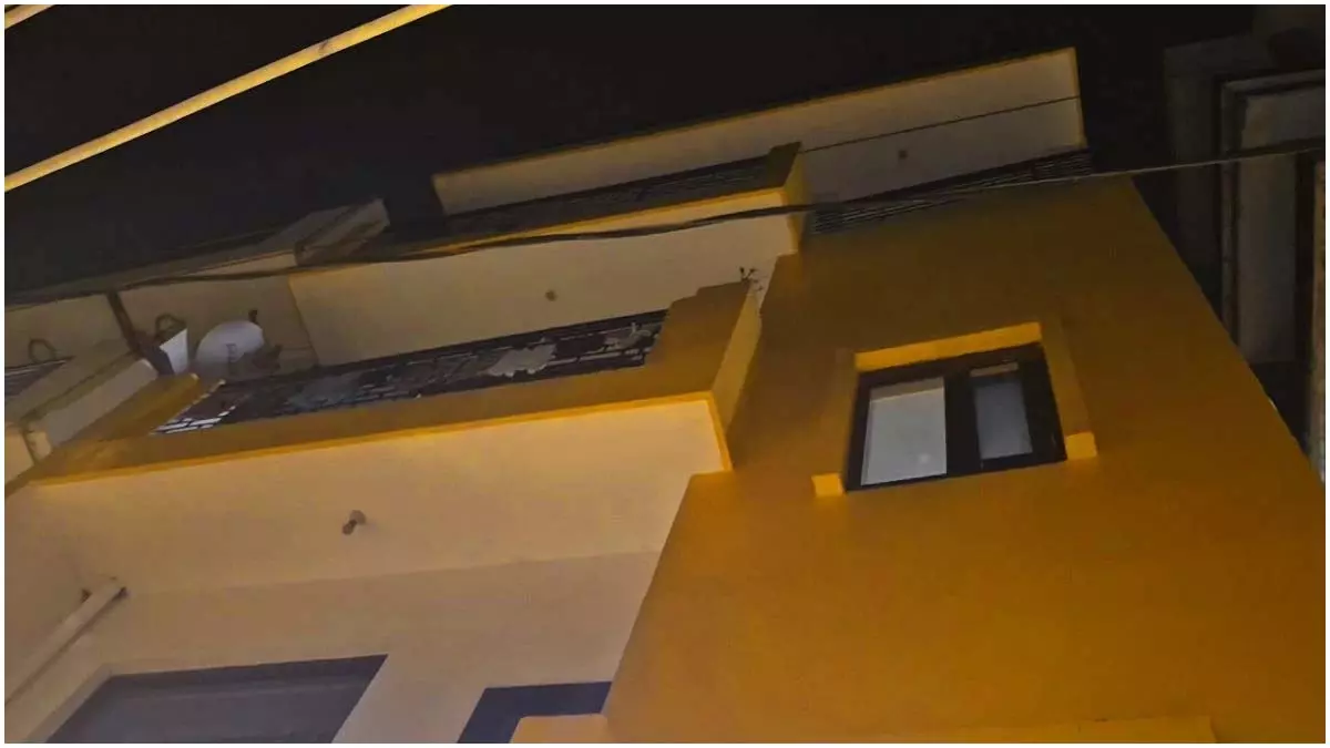 OMG डबल मर्डर: मां-बेटी को मारकर बेड में छिपाया, आरोपी पड़ोसी पुलिस की गिरफ्त में OMG डबल मर्डर: मां-बेटी को मारकर बेड में छिपाया, आरोपी पड़ोसी पुलिस की गिरफ्त में