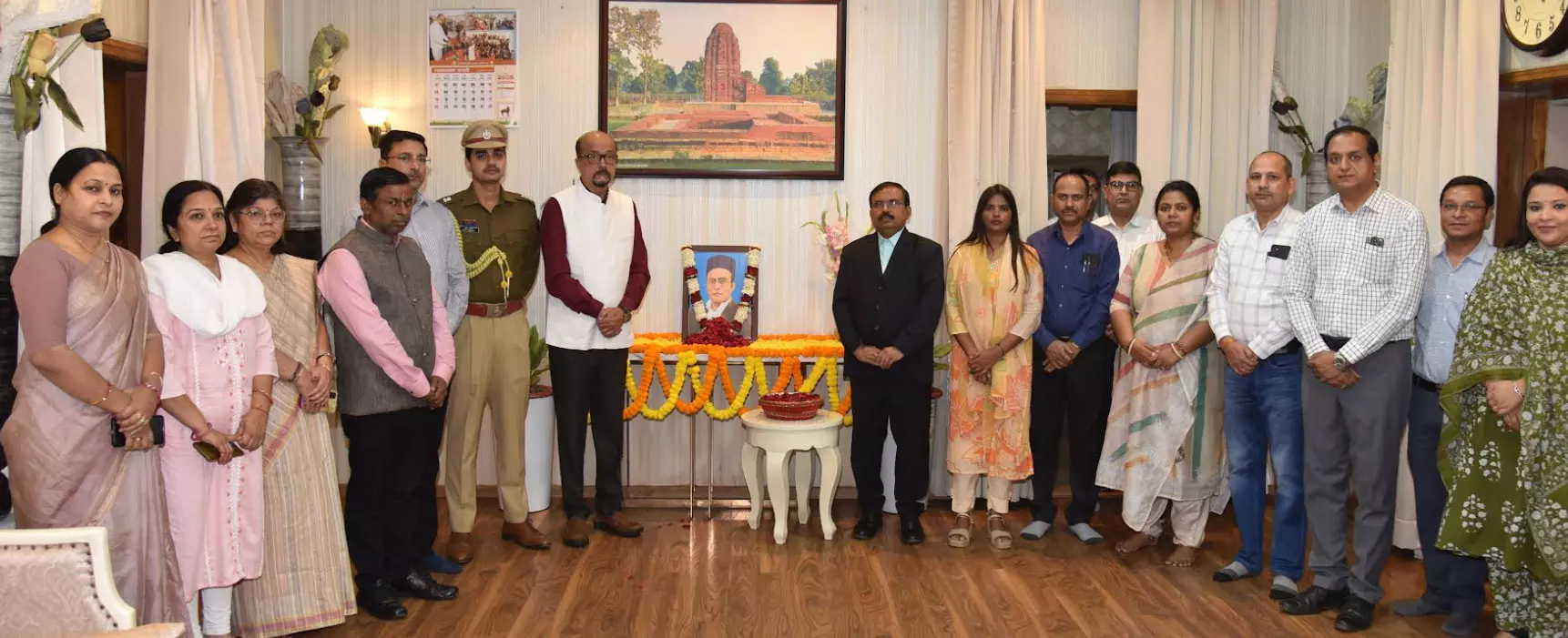 राज्यपाल डेका ने वीर विनायक दामोदर सावरकर को श्रद्धांजलि दी राज्यपाल डेका ने वीर विनायक दामोदर सावरकर को श्रद्धांजलि दी