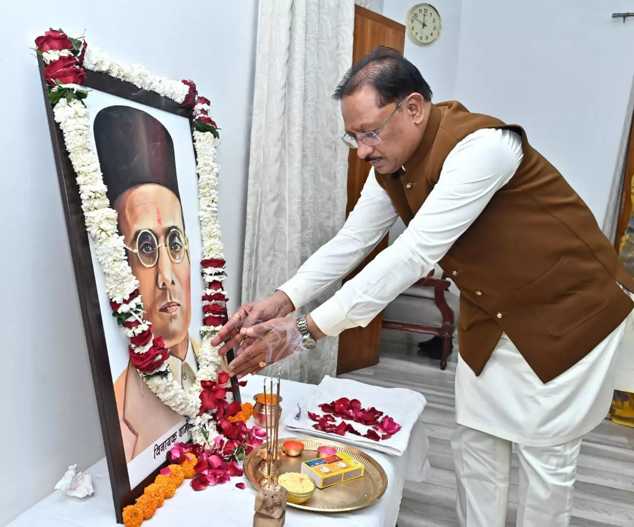 वीर सावरकर की पुण्यतिथि पर CM विष्णुदेव साय ने अर्पित की श्रद्धांजलि वीर सावरकर की पुण्यतिथि पर CM विष्णुदेव साय ने अर्पित की श्रद्धांजलि