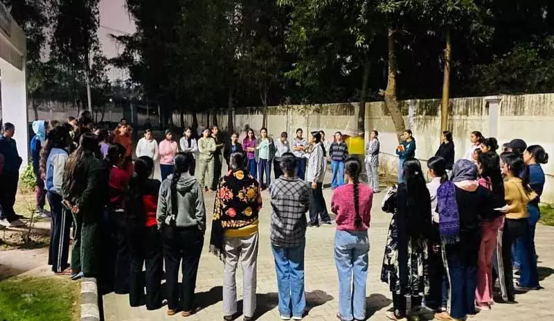 Punjabi University, पटियाला में हॉस्टल पर लगी रोक के खिलाफ लड़कियों ने किया प्रदर्शन Punjabi University, पटियाला में हॉस्टल पर लगी रोक के खिलाफ लड़कियों ने किया प्रदर्शन