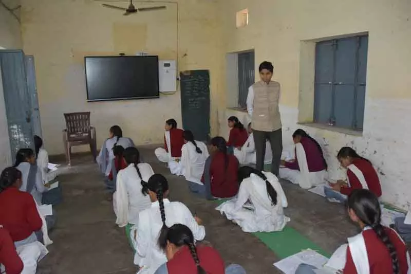 Yamunanagar: छात्रों को नकल में मदद करने के आरोप में दो शिक्षक कठघरे में Yamunanagar: छात्रों को नकल में मदद करने के आरोप में दो शिक्षक कठघरे में