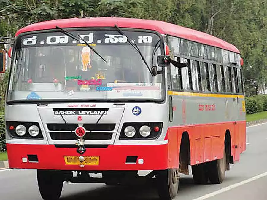KSRTC ड्राइवर ने सड़क पर मिली सोने की चेन वारिसों को देकर ईमानदारी दिखाई KSRTC ड्राइवर ने सड़क पर मिली सोने की चेन वारिसों को देकर ईमानदारी दिखाई
