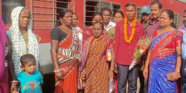 Rourkela टीनएजर के तौर पर लापता हुआ आदमी 18 साल बाद घर लौटा Rourkela टीनएजर के तौर पर लापता हुआ आदमी 18 साल बाद घर लौटा