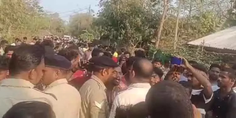 पश्चिम बंगाल SIR के अधिकारी को बच्चा चोर के शक में पीटा गया पश्चिम बंगाल SIR के अधिकारी को बच्चा चोर के शक में पीटा गया