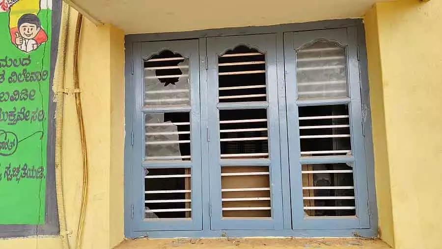 Devanahalli : एक शराबी ने कोरमंगला ग्राम पंचायत बिल्डिंग की खिड़की तोड़ दी Devanahalli : एक शराबी ने कोरमंगला ग्राम पंचायत बिल्डिंग की खिड़की तोड़ दी