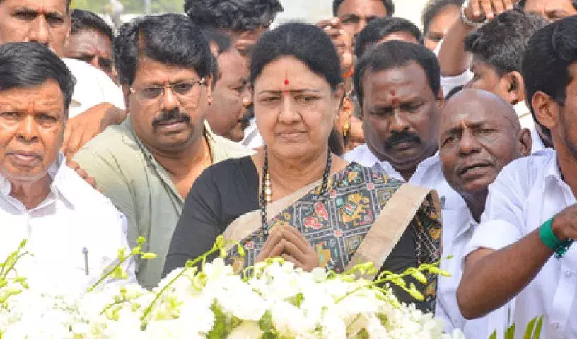 Chennai: शशिकला जल्द ही अपनी नई पॉलिटिकल पार्टी के नाम का ऐलान करेंगी Chennai: शशिकला जल्द ही अपनी नई पॉलिटिकल पार्टी के नाम का ऐलान करेंगी