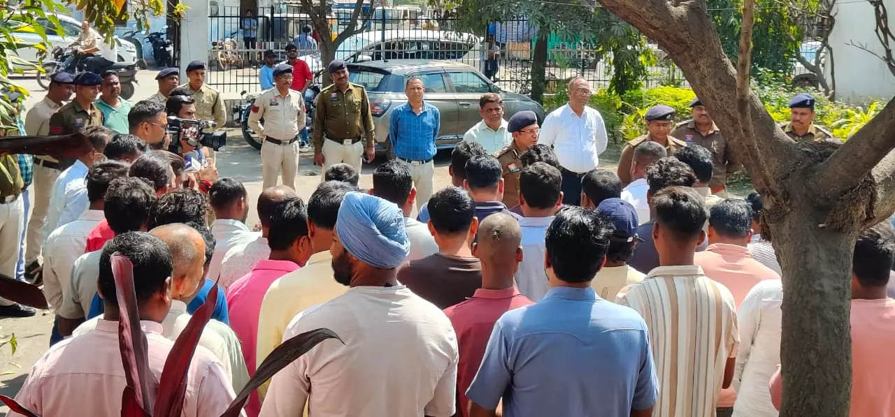 होली से पहले 100 से अधिक गुंडे और बदमाशों की परेड, अपराध छोड़ने अंतिम चेतावनी होली से पहले 100 से अधिक गुंडे और बदमाशों की परेड, अपराध छोड़ने अंतिम चेतावनी