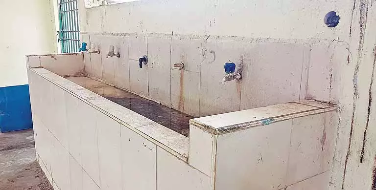 Chennai: बीच-वेलाचेरी पर MRTS स्टेशनों पर खारा पीने का पानी यात्रियों को परेशान कर रहा Chennai: बीच-वेलाचेरी पर MRTS स्टेशनों पर खारा पीने का पानी यात्रियों को परेशान कर रहा